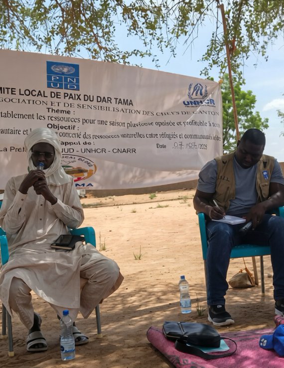 Un Volontaire des Nations Unies lors d'une réunion avec des membres de la communauté locale au Tchad.
