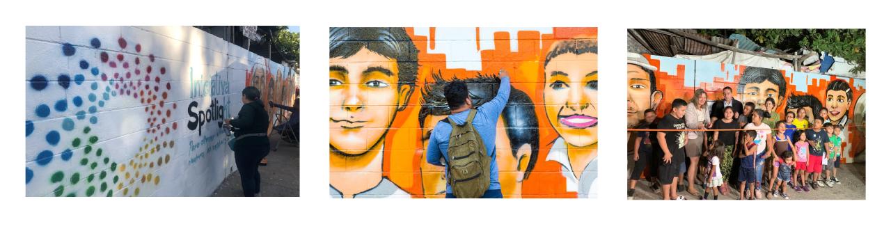 Tres imágenes: La primera muestra a una joven pintando el logotipo de la Iniciativa Spotlight contra una pared de ladrillos de color blanco, la segunda a un joven pintando un mural de jóvenes, y la última muestra a niños y niñas, jóvenes y miembros de la comunidad cortando la cinta ceremonial frente al mural.