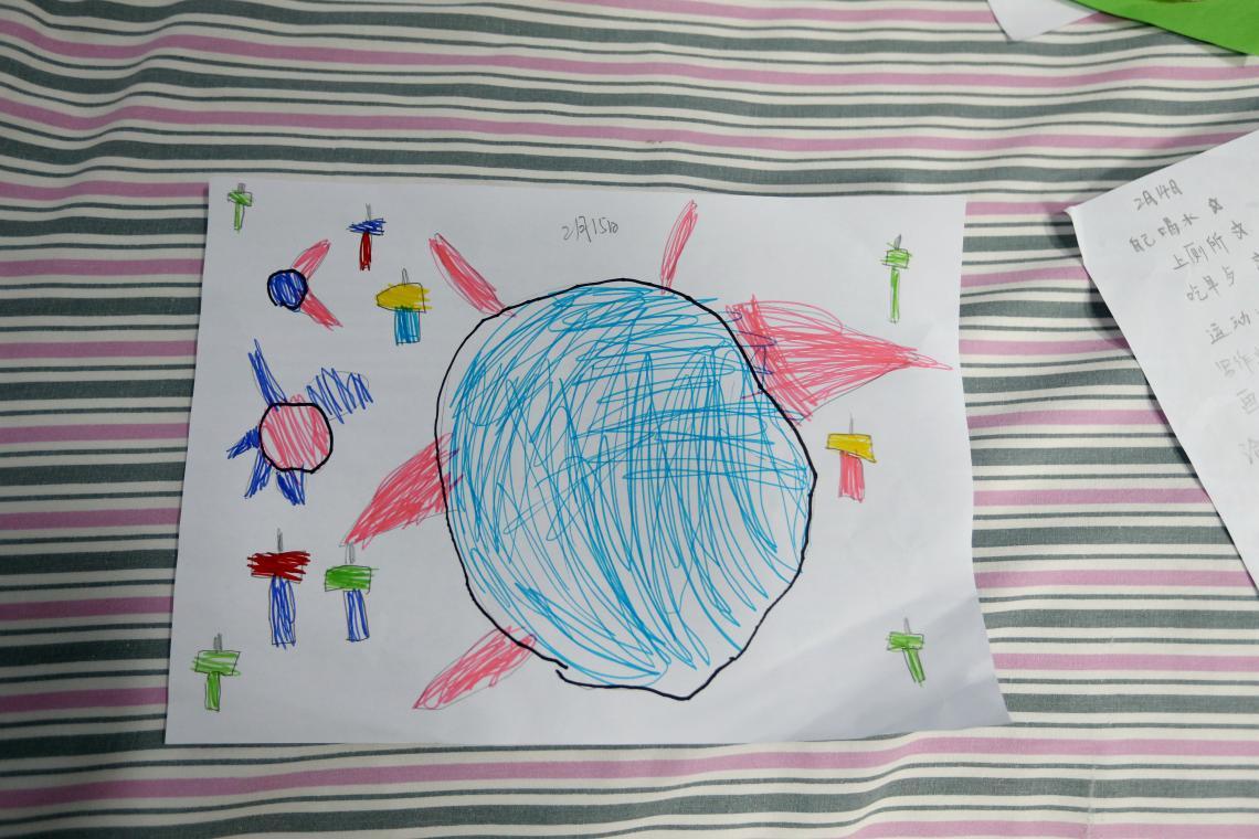 Dessin d'enfant représentant le coronavirus entouré de marteaux.