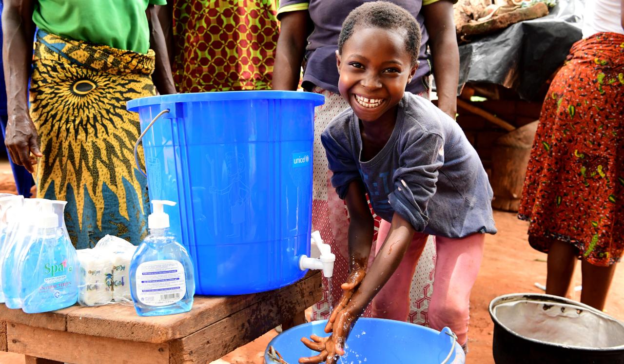 Una niña se lava las manos en el pueblo de Piandrou, en el oeste de Côte d'Ivoire.