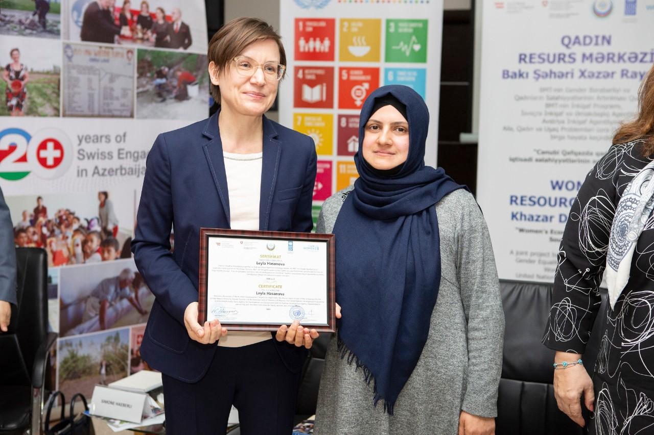 La Directora Regional del PNUD para Eurasia, Mirjana Spoljaric, visita el Centro de Recursos para la Mujer en Khazar.