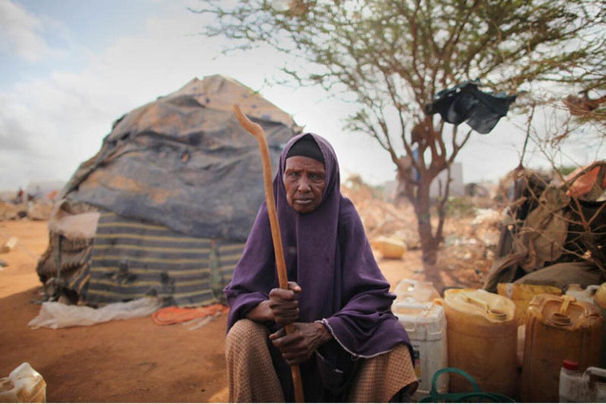 Un residente de edad avanzada que vive en el campamento de desplazados internos se sienta fuera de una tienda de campaña.