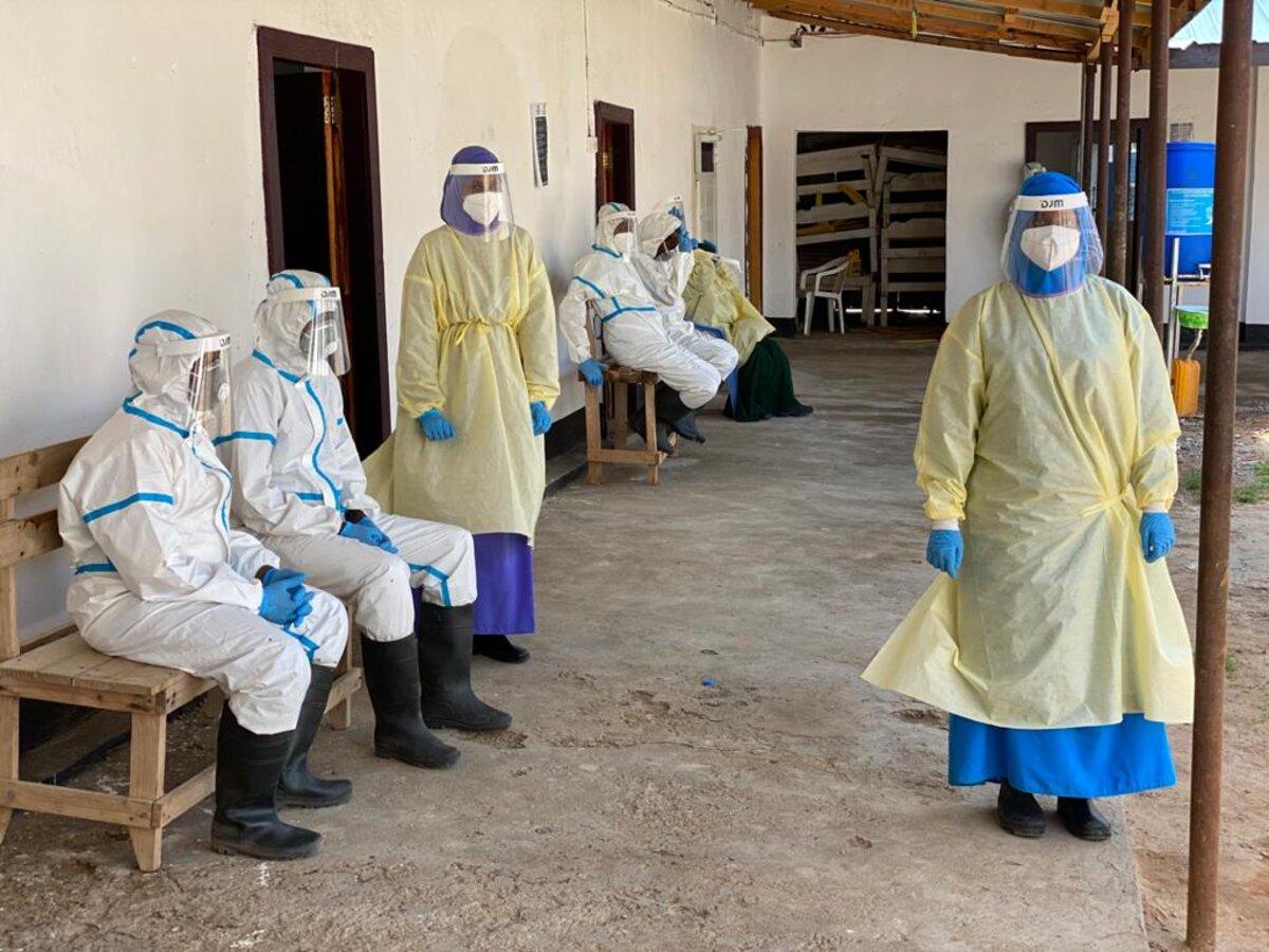 El personal sanitario del centro médico aparece en el exterior del mismo con el equipo de protección individual que le cubre de pies a cabeza.