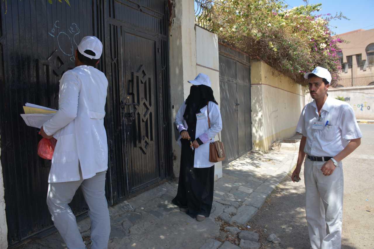 Los trabajadores de la salud están haciendo visitas de casa en casa debido a COVID-19.