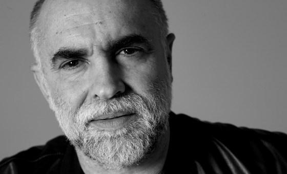 Foto (en primer plano) en blanco y negro del rostro del cineasta brasileño Karim Aïnouz.