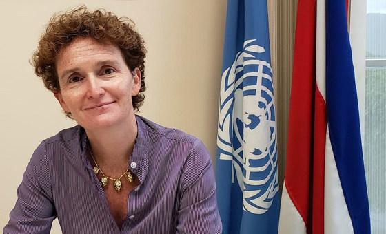 Photo of Alice Shackelford in front of the UN and Costa Rican flags.