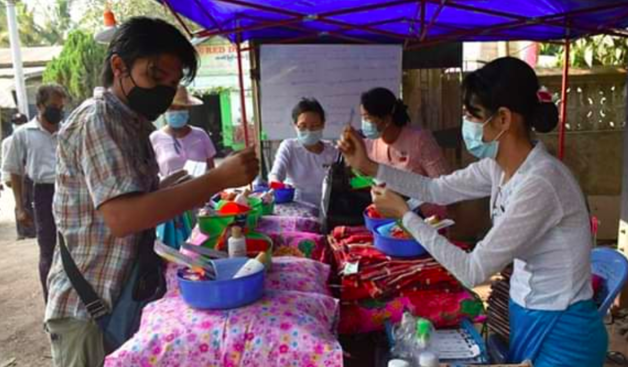 Una escena en el centro de cuarentena de Pyay, donde Min Min, un hombre trans, se ofreció como voluntario.