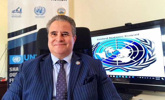 Tarek Azmi Elsheikh, Coordinador Residente de las Naciones Unidas en Kuwait, sonríe a la cámara.