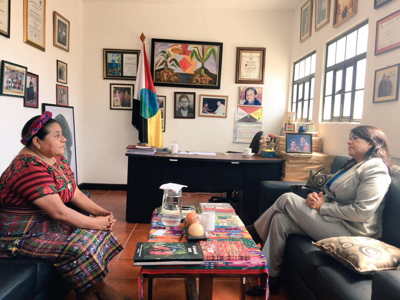 La autora, Rebecca Árias, visitando a Rigoberta Menchú Tum, Premio Nobel de la Paz y defensora de los derechos de los pueblos indígenas.