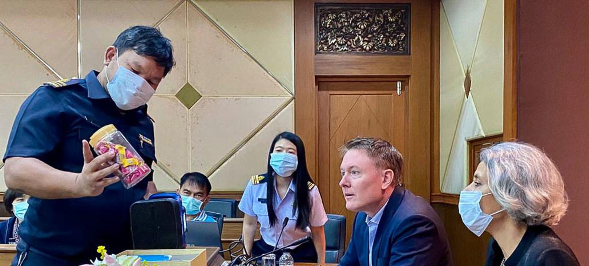 Gita Sabharwal, Coordinadora Residente de las Naciones Unidas en Tailandia (a la derecha), y Jeremy Douglas, de la UNODC (en el centro), reciben información en la aduana de Mae Sai, en el norte del país.