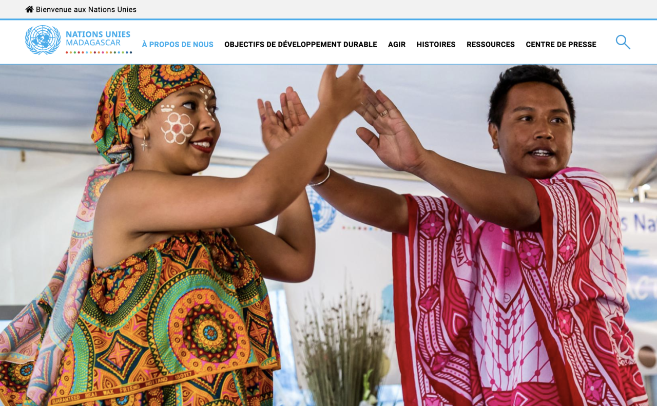 Captura de pantalla del sitio web del equipo de las Naciones Unidas en Madagascar. La imagen muestra a dos personas vestidas con trajes tradicionales, realizando una presentación de baile.