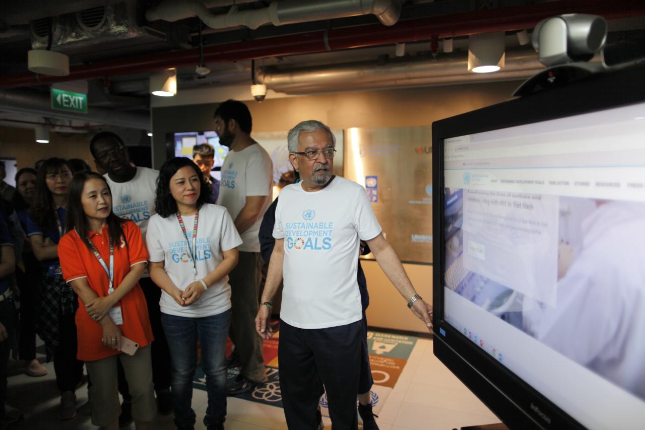 El Sr. Kamal Malhotra, Coordinador Residente de la ONU en Vietnam, presenta el nuevo sitio web de la ONU en Vietnam al personal en el Día de la ONU 2019.