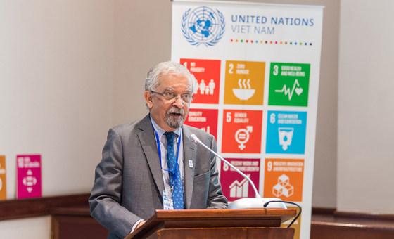 Kamal Malhotra, le Coordonnateur résident des Nations Unies au Viet Nam, s'exprime au micro, sur une estrade. Un panneau des ODD est installé derrière lui.