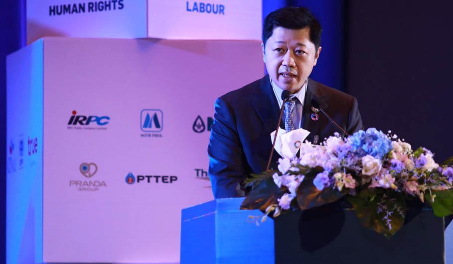 Le président du réseau du Pacte mondial des Nations Unies en Thaïlande, Suphachai Chearavanont, s’exprime au micro lors d’une réunion organisée par le réseau du Pacte mondial en Thaïlande, en août 2020.