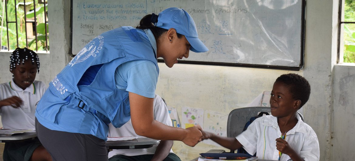 Una profesora en una escuela rural de Colombia incentiva el interés de los niños y niñas a dialogar sobre la paz mediante estrategias pedagógicas