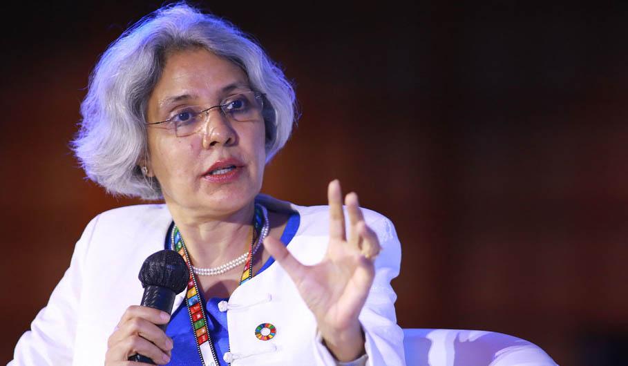 Gita Sabharwal, Coordonnatrice résidente des Nations Unies en Thaïlande, parle au micro lors d’une réunion organisée par le réseau du Pacte mondial en Thaïlande, en août 2020.
