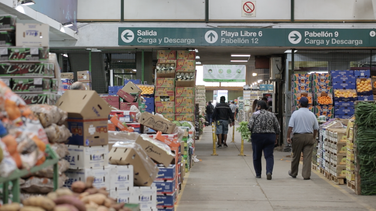 Los consumidores pasean por el Mercado Central.