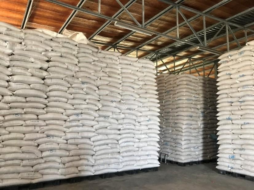 La foto muestra pilas de cientos de bolsas de comida reutilizadas.