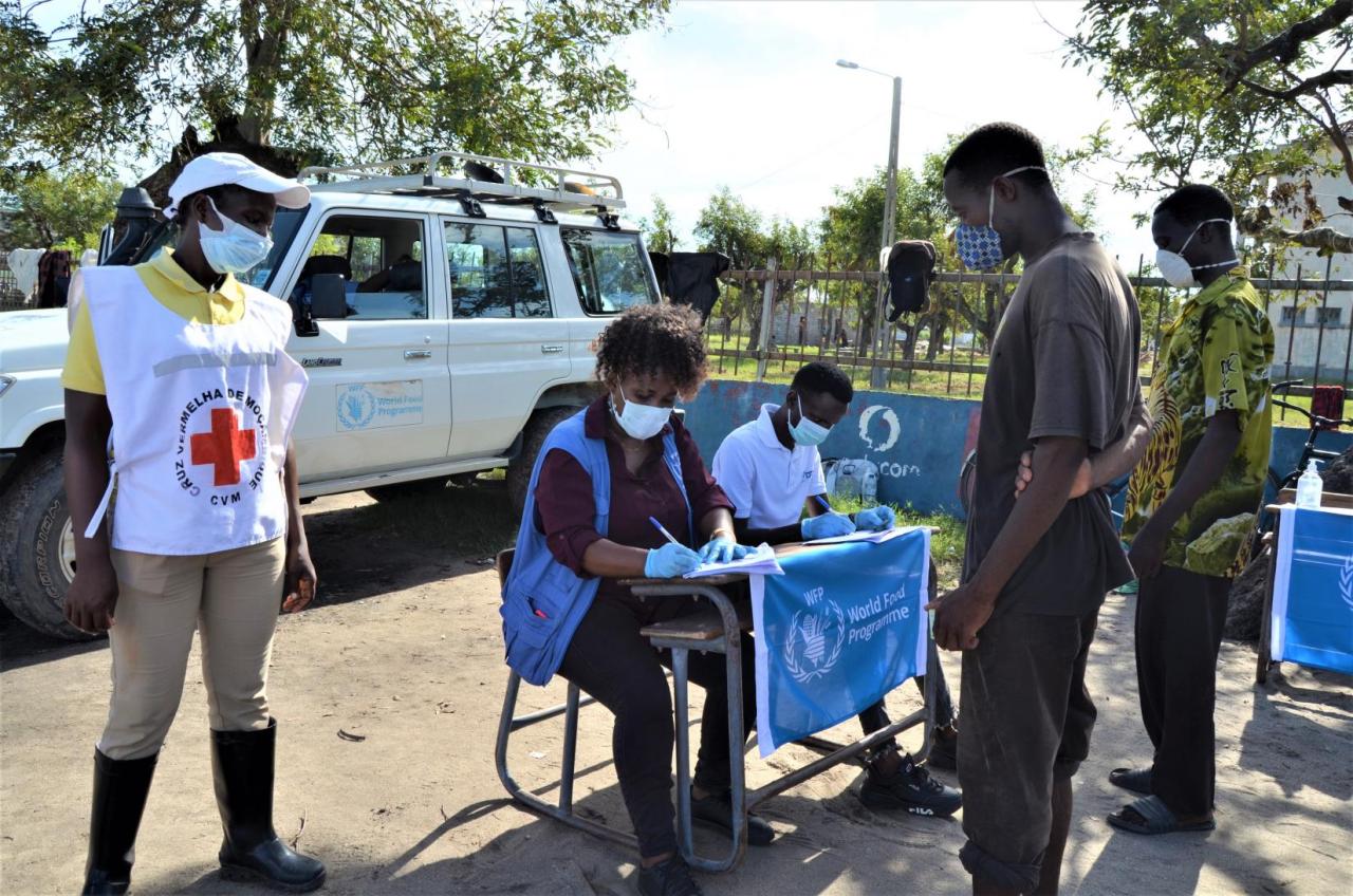 Community members register with WFP in Beira City.