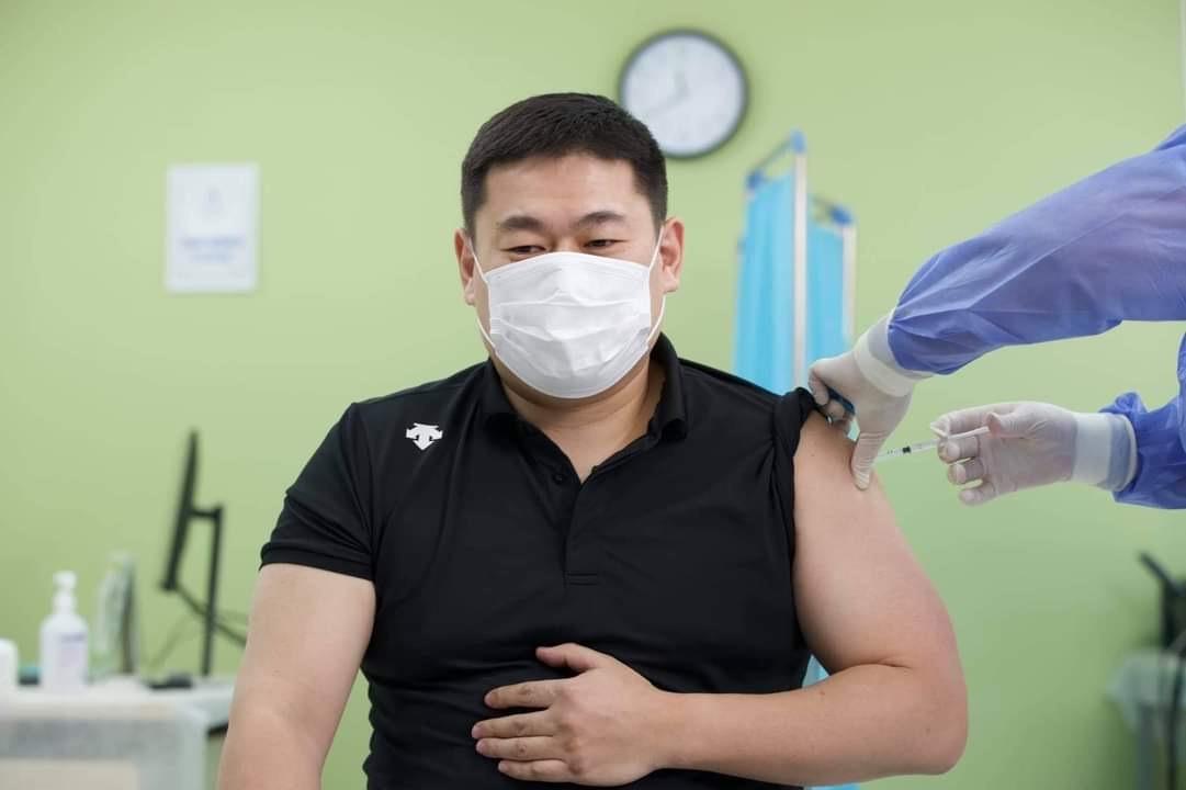 Mongolian Prime Minister Oyun-Erdene Luvsannamsrai received the first dose of the COVID-19 vaccine.
