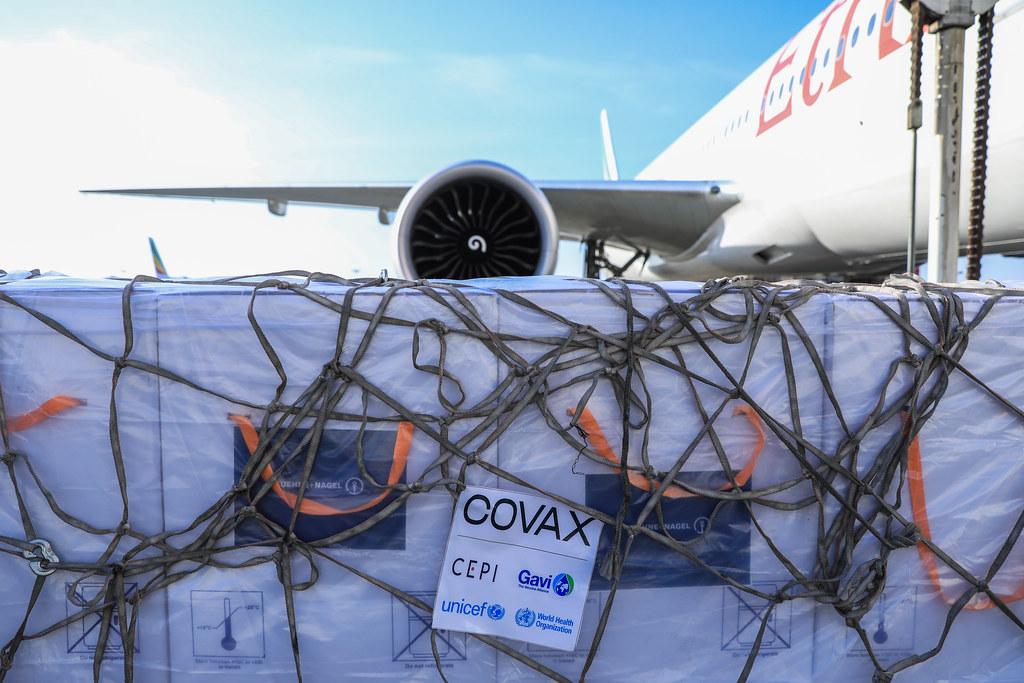 Gros plan sur une cargaison de vaccins déchargés d'un avion-cargo, obtenus par le biais du Mécanisme COVAX.