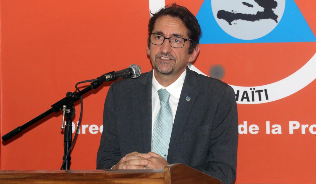 El Coordinador Residente/Coordinador de Asuntos Humanitarios, Bruno Lemarquis, se dirige a los periodistas en una conferencia de prensa para el lanzamiento del llamamiento para Haití.
