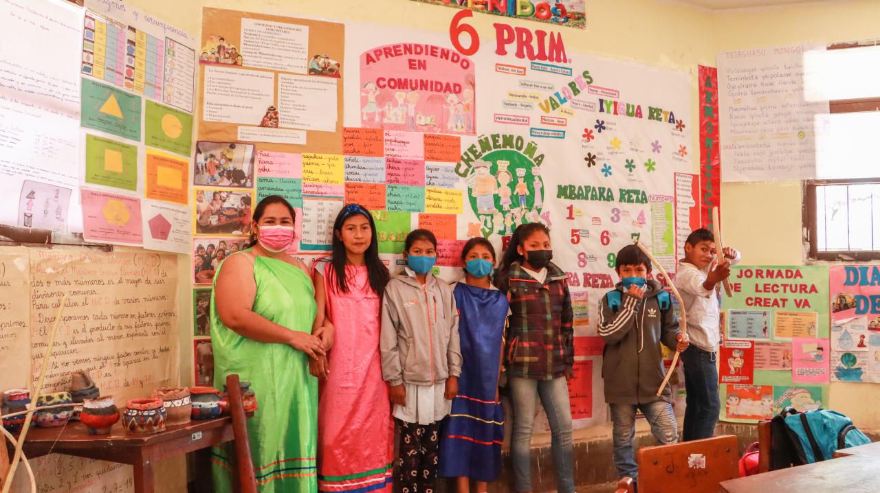 Marbel Álvarez maestra de la escuela Isipotindi en Bolivia junto a un grupo de estudiantes.