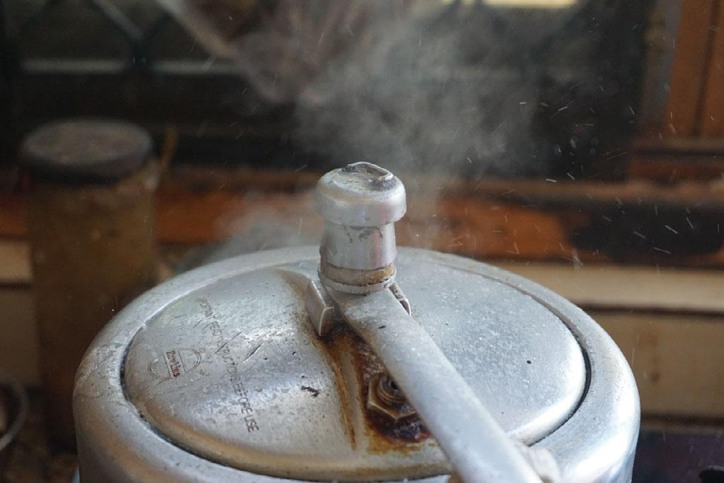 A picture of a pressure cooker. 
