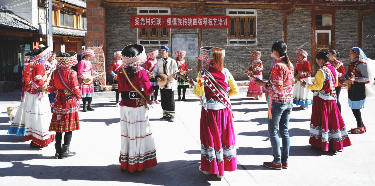 女性学习弹奏傈僳族传统乐器 “奇本” 