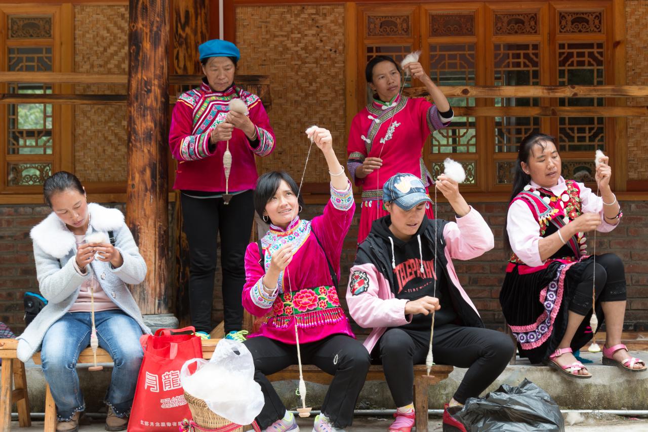 6名妇女正在编织羊毛