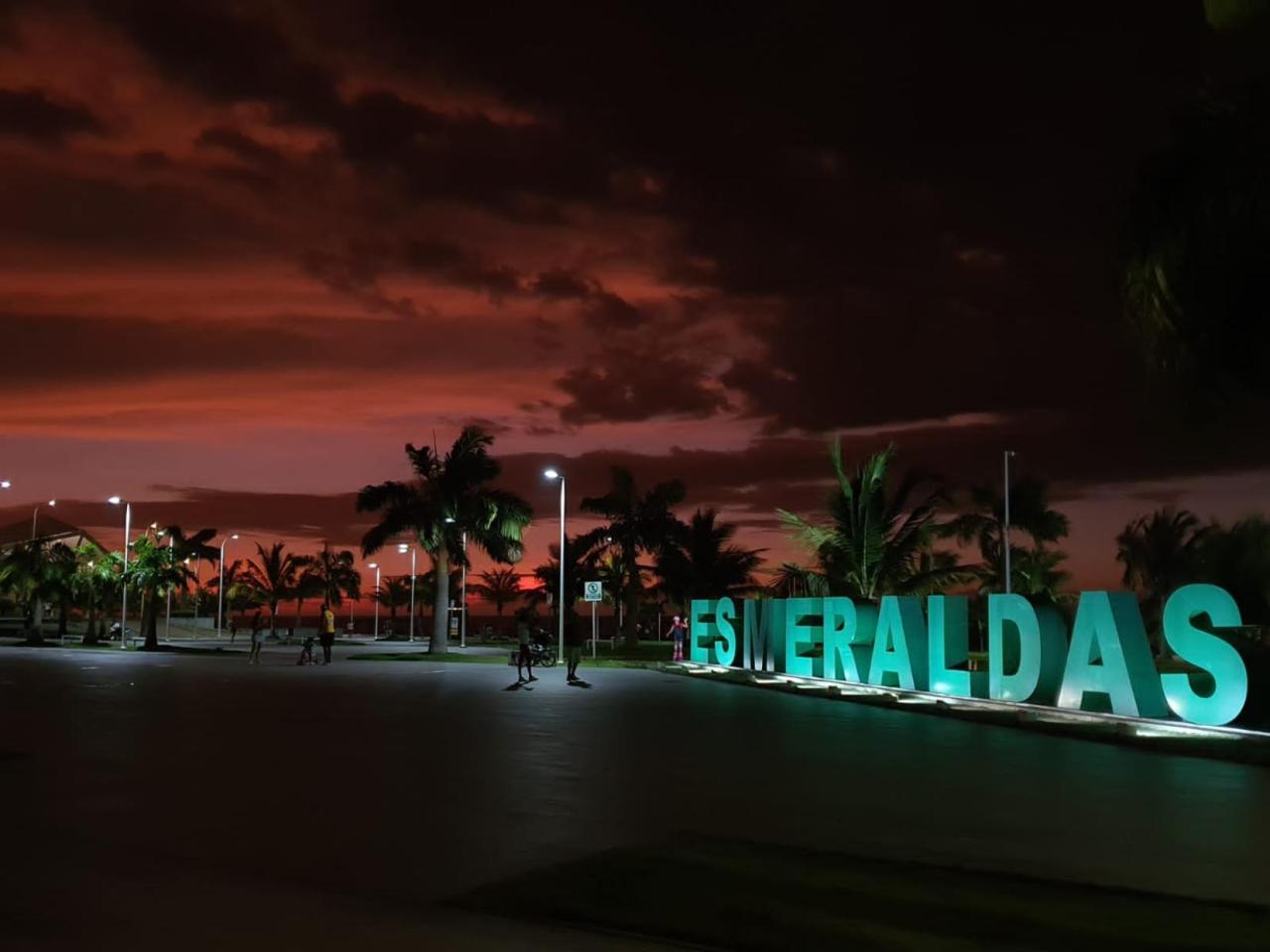 Vista nocturna del malecón de Las Palmas en Esmeraldas, Ecuador.
