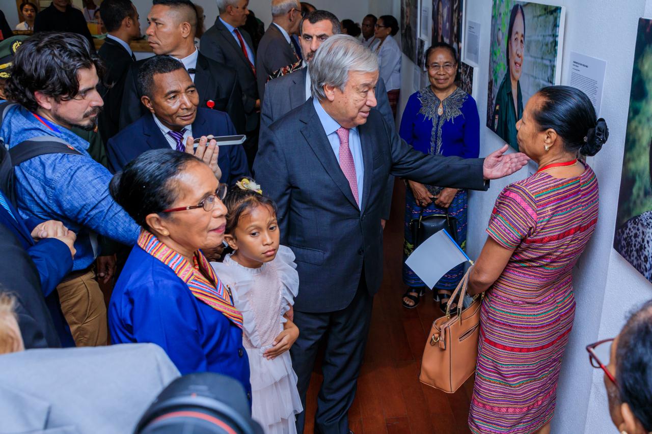 UN Secretary General, Antonio Guterres accompanied by Ilda da Conceição, during his visit to "Mátria" exhibition in August 2024