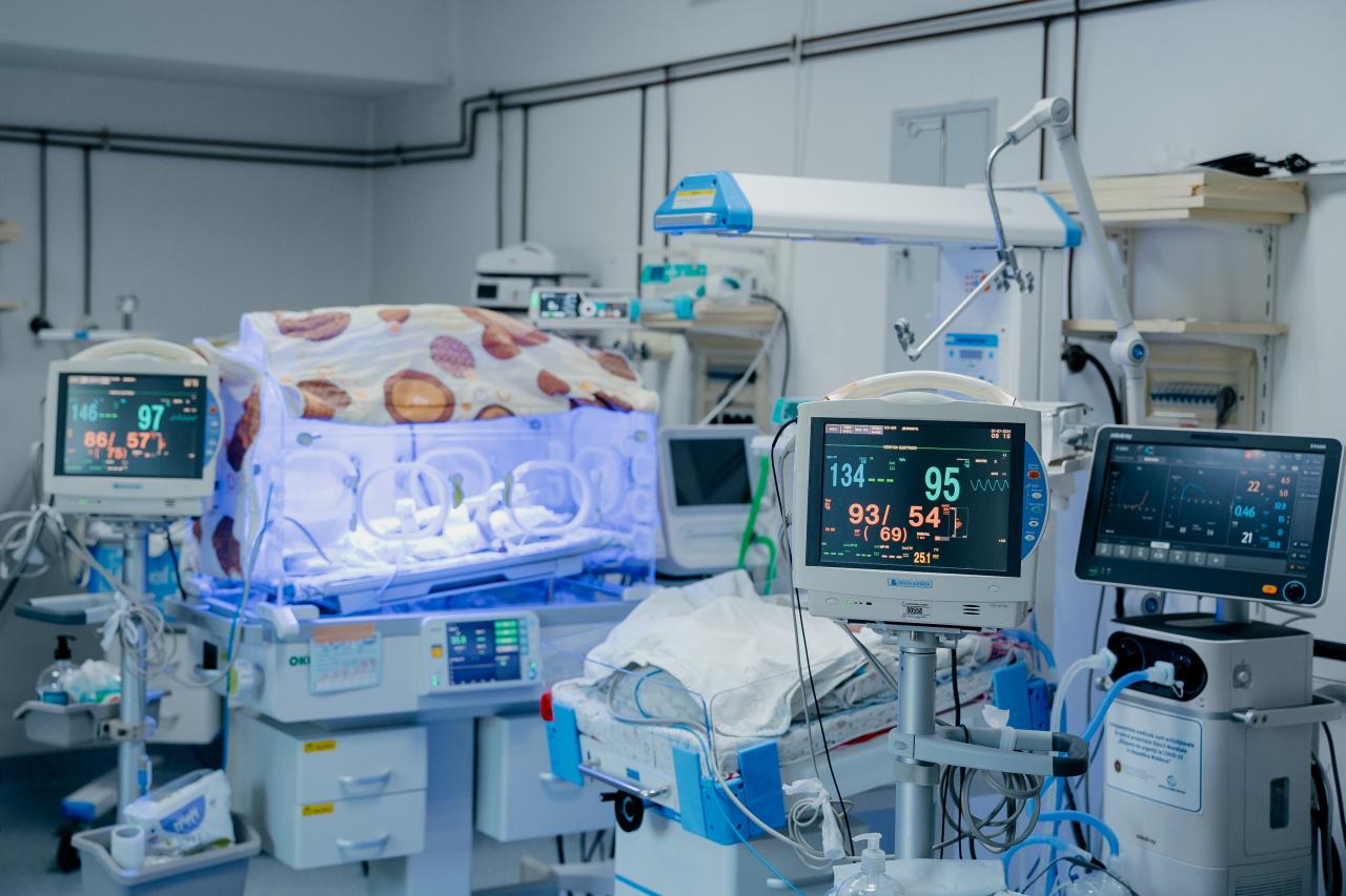In addition to the professionalism and empathy of doctors, modern technology plays a crucial role in caring for premature babies.