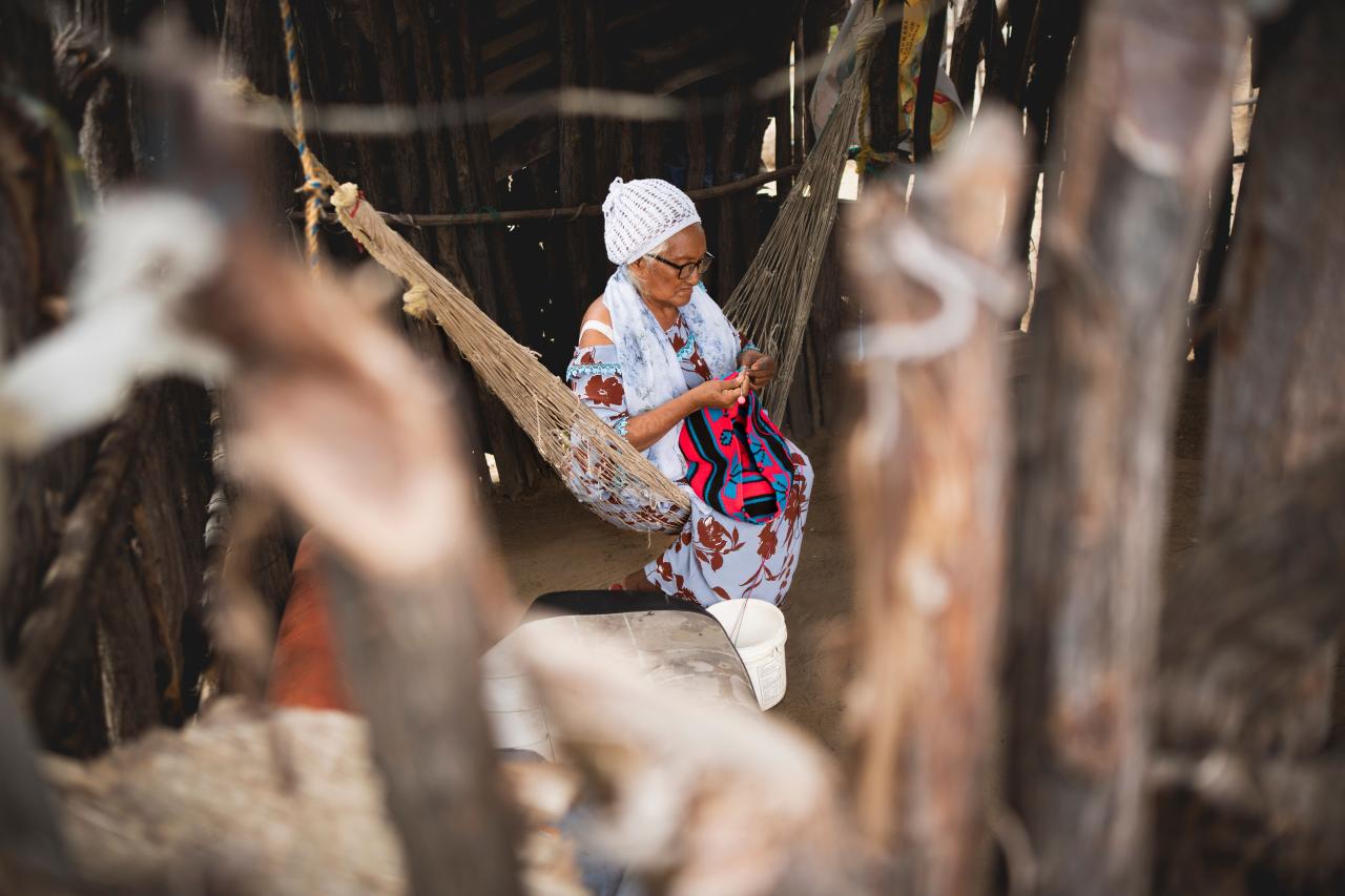 Freyla González, senior weaver of Paraguaipoa weaves Wayúu textiles in her house.