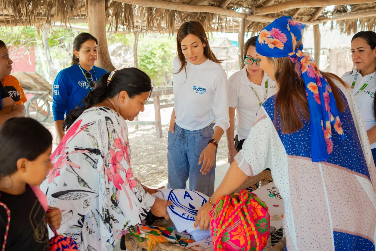 UNHCR Venezuela’s GWA, María Daniela Velasco, visits the yarn cone bank in Paraguaipoa, alongside colleagues from UNCHR, UNFPA and representatives of Banco Plaza.