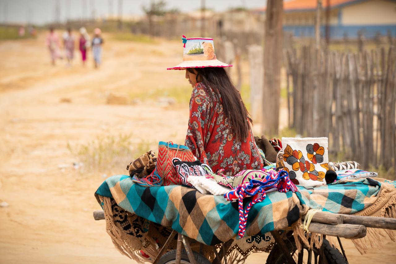 Weavers of Paraguaipoa prepared a set of textiles to be retailed in a fair in Maracaibo. A girl from the community accompanies the products for the fair.