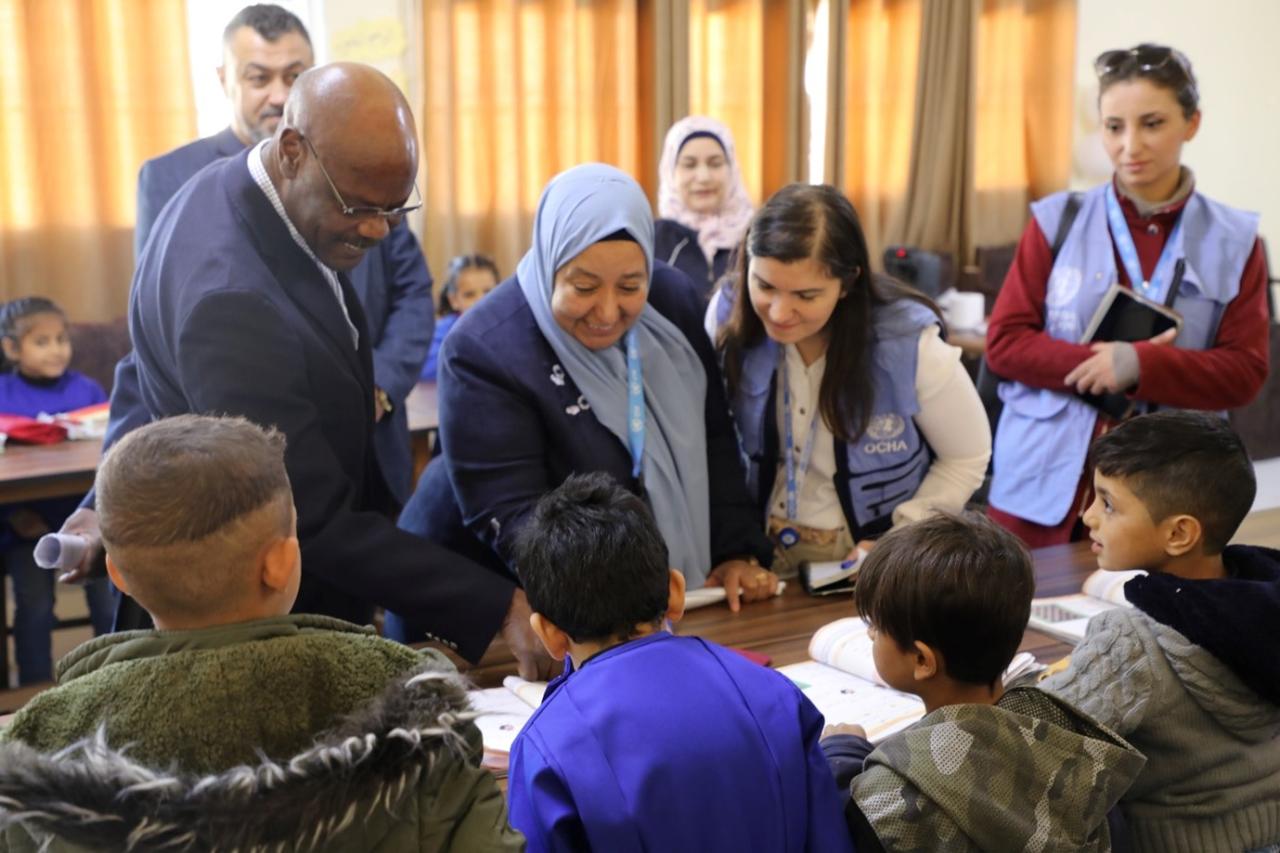 El Coordinador Residente y Coordinador Humanitario de la ONU para Siria, Sr. Adam Abdelmoula, visita la escuela Al-Zeeb en el campo de refugiados de Handarat, Alepo, Siria.