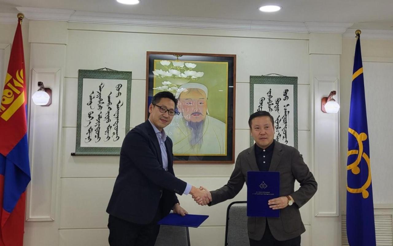 Deputy Governor of Darkhan-Uul Province, B. Javkhlan and Head of Exploration of UNDP Mongolia’s Accelerator Lab, E. Telmen exchanges signed MoU Photo: 
