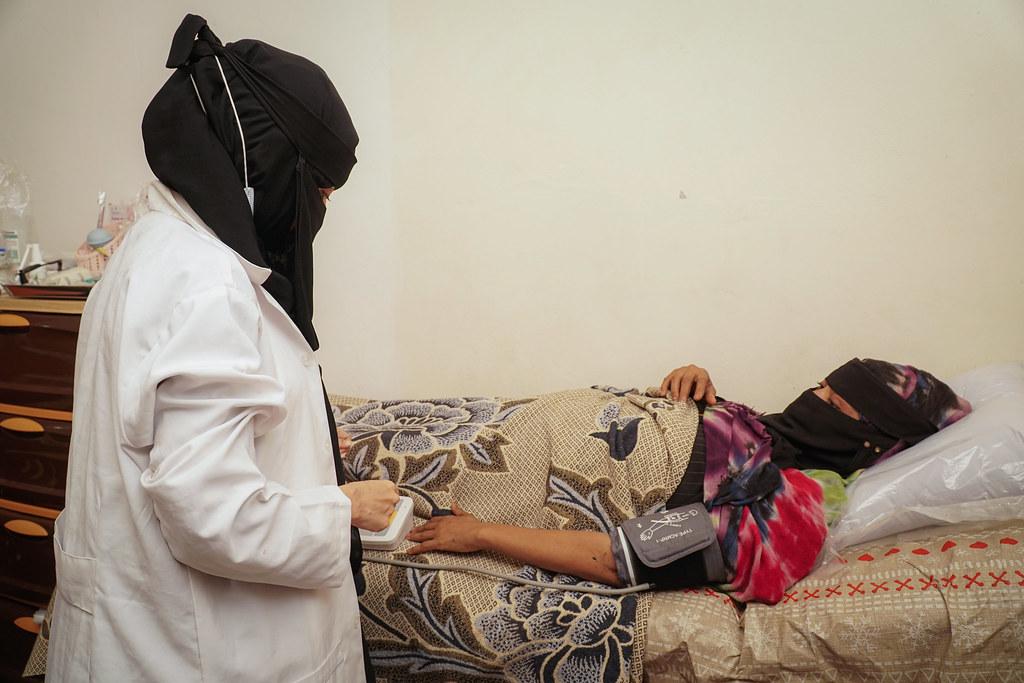 A Yemeni nurse oversees a woman who recently gave birth.