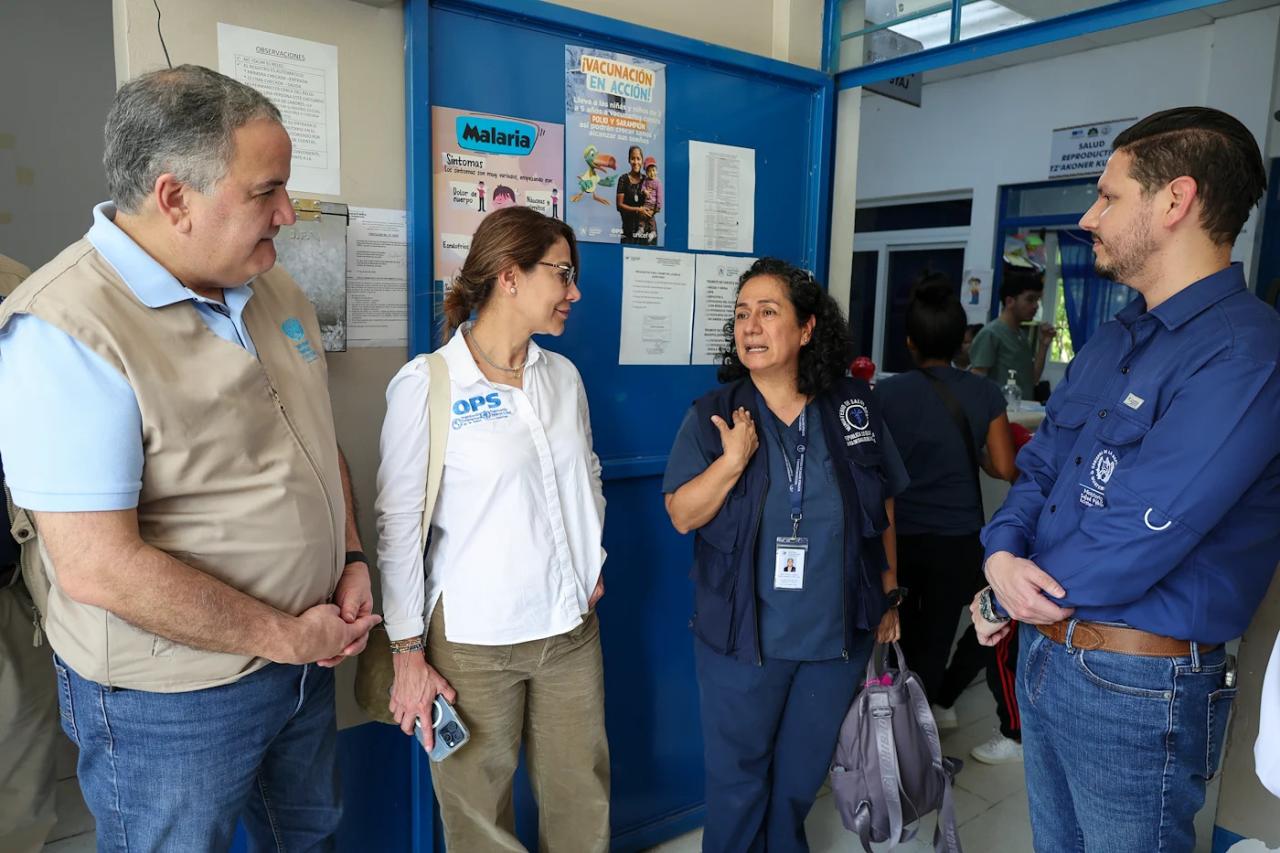 Four high-level UN officials (two women and two men) talk amongst themselves in Guatemala.