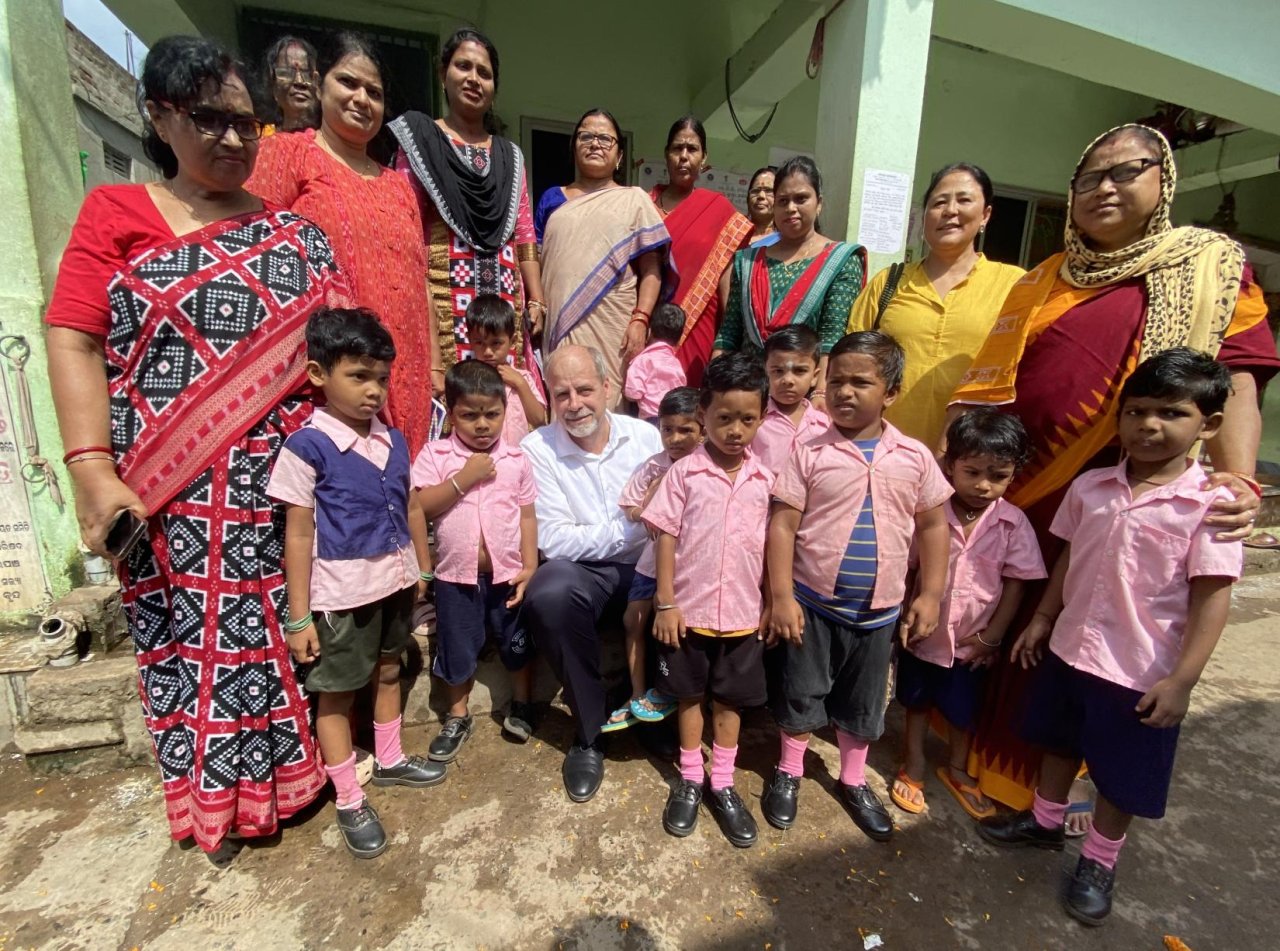 The UN Resident Coordinator in India with students and teachers at a school.