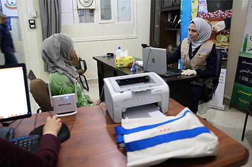 Una mujer recibe apoyo en uno de los centros respaldados por el UNFPA.
