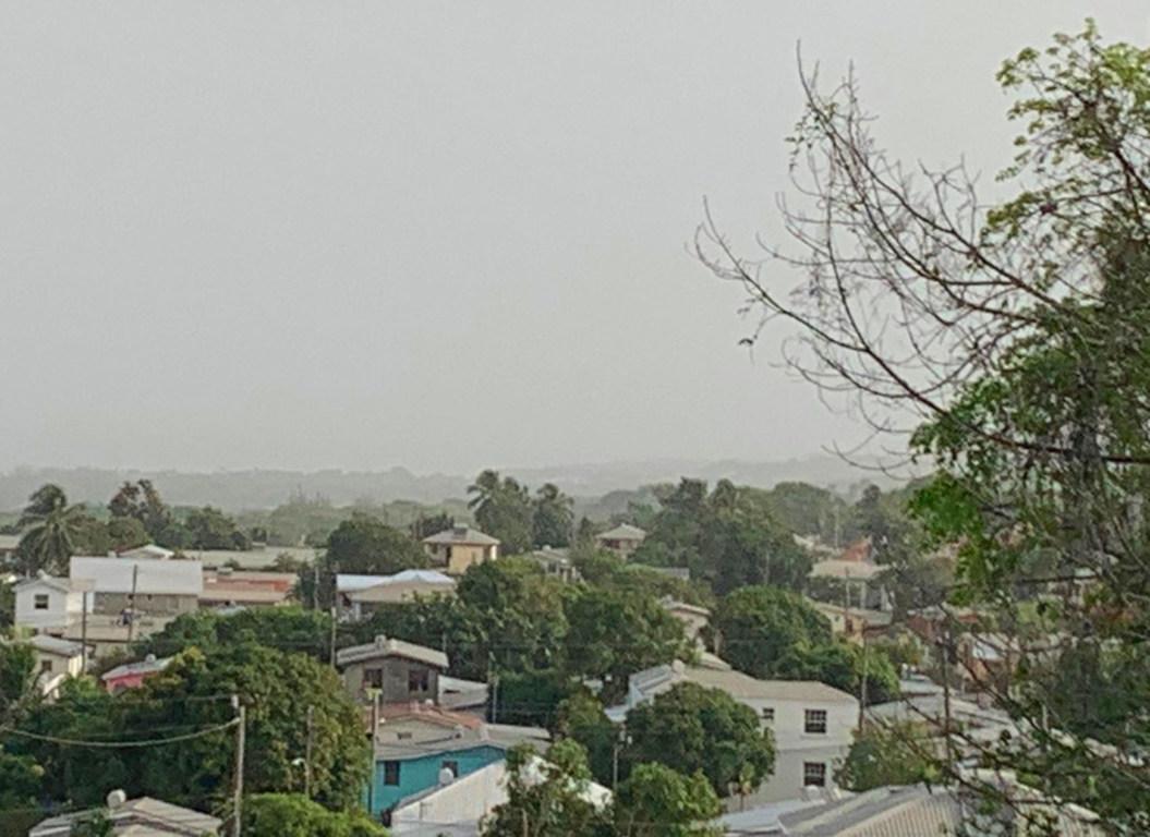 Foto panorámica de una ciudad bajo una nube de polvo del Sahara.