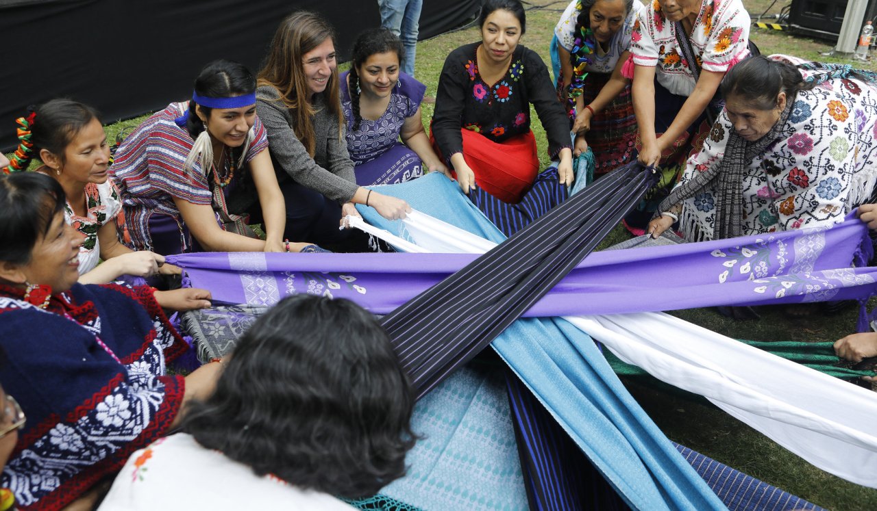 Miembros de un grupo de mujeres indígenas sostienen varios trozos de tela en forma circular. Es parte de una actuación para la ceremonia de apertura del Foro de Igualdad de Género en México. La ceremonia se celebró en el Complejo Cultural Los Pinos de Ciudad de México el 29 de marzo de 2021.