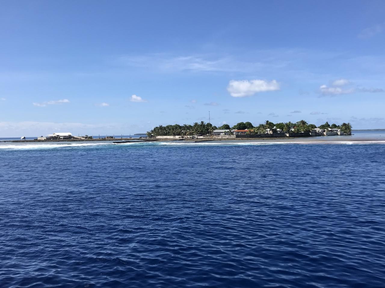 Vue d'un petit territoire à la végétation luxuriante situé au milieu de l'océan. 
