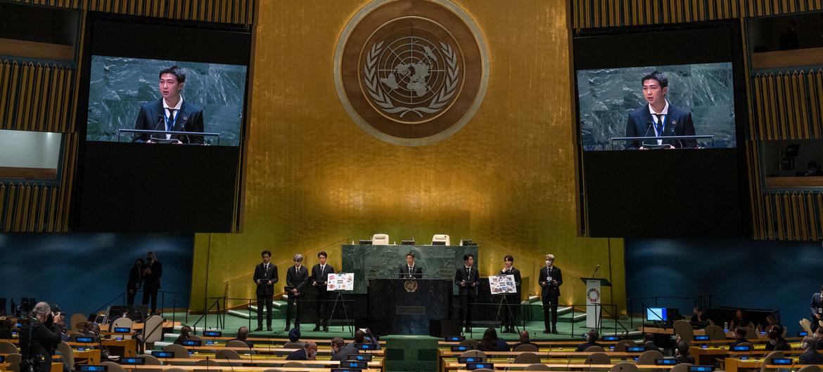 An image of a man speaking at the general assembly in New York. 