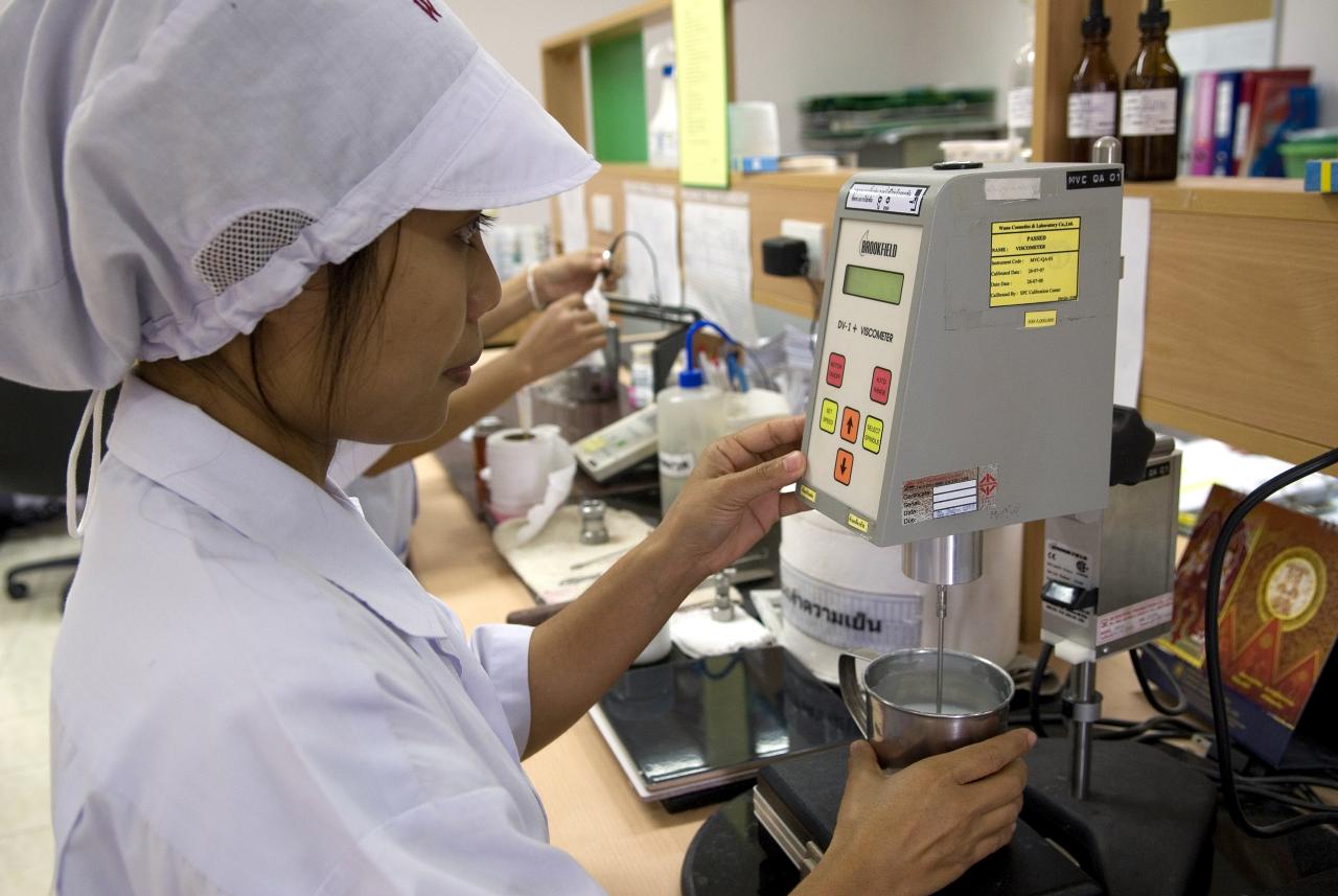 Una mujer en un laboratorio prueba un producto con una máquina.