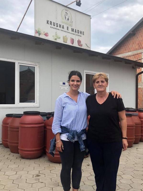 Yllka Gashi ( la actriz que interpreta a Fahrie Hoti en la película Hive) y Fahrie Hoti delante de la unidad de producción de pimientos en vinagre.