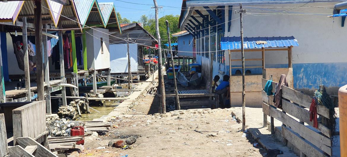A street with several homes and clothes drying on clothes lines. 