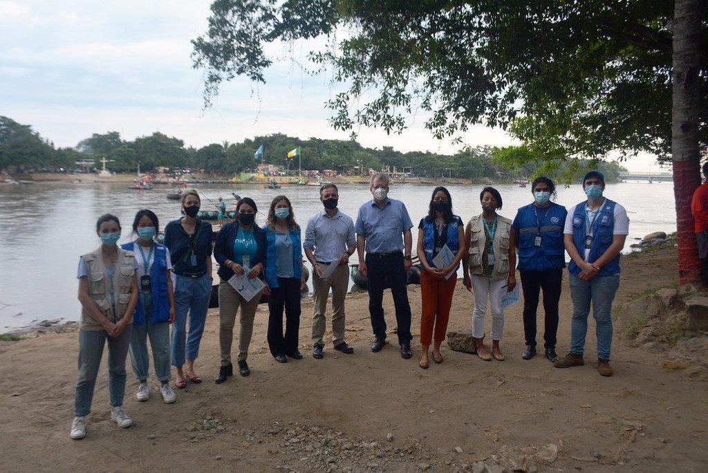 Empleados de las agencias de la ONU parados uno al lado de otro, en la orilla de un río en Chiapas.